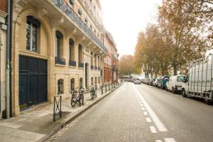 une rue vide avec des vélos garés sur le côté d'un bâtiment dans l'établissement Bel apt rénové en bord de Garonne, à Toulouse