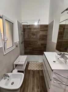 een witte badkamer met een wastafel en een douche bij Felt in love in Catania in Catania