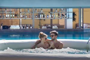 Hostia v ubytovaní Thalassa Beach Resort & Spa (Adults Only)