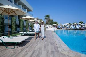Bazén v ubytovaní Thalassa Beach Resort & Spa (Adults Only) alebo v jeho blízkosti