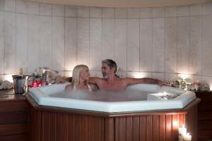 Hostia v ubytovaní Thalassa Beach Resort & Spa (Adults Only)