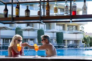 Nápoje v ubytovaní Thalassa Beach Resort & Spa (Adults Only)
