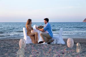Hostia v ubytovaní Thalassa Beach Resort & Spa (Adults Only)