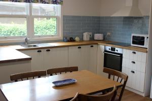 Køkken eller tekøkken på The Old Cottage @ Cowes + 13 billeder