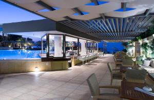 Bazén v ubytovaní Thalassa Beach Resort & Spa (Adults Only) alebo v jeho blízkosti