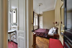 
A bed or beds in a room at Gerlóczy Boutique Hotel
