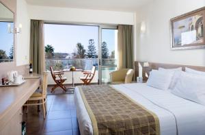 Posteľ alebo postele v izbe v ubytovaní Thalassa Beach Resort & Spa (Adults Only)