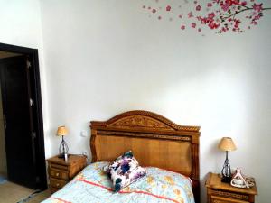 a bedroom with a bed with flowers on the wall at chic appart vue sur piscine in Tangier