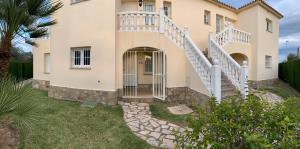 een villa met een poort voor een huis bij OLIVA NOVA GOLF BEACH & RESORT club sevilla II in Oliva