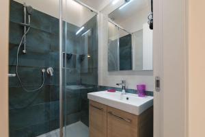 A bathroom at Roman Station House