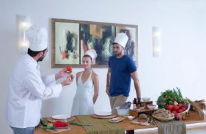 Hostia v ubytovaní Thalassa Beach Resort & Spa (Adults Only)