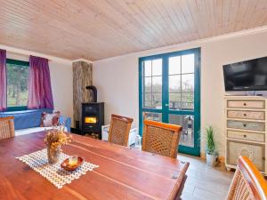 TV a/nebo společenská místnost v ubytování Delightful Holiday Home with Garden