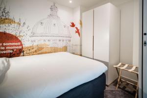 a bedroom with a large white bed in a room at SUITE GIDE : au cœur de la Rive Gauche, neuf, design, 2/4 personnes in Paris