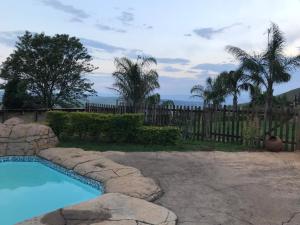 una piscina en un patio con valla en Valley View at Rocklog Farm, en Howick