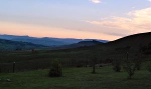 una vista de un campo con montañas en el fondo en Valley View at Rocklog Farm, en Howick 5 fotos más