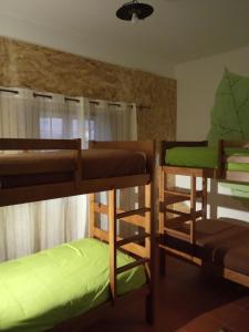 Dviaukštė lova arba lovos apgyvendinimo įstaigoje Hostel Nature