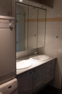a bathroom with a sink and a mirror at Appartement sainte marine vue mer in Combrit