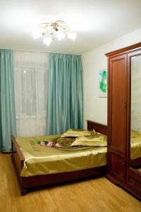ヨシュカル・オラにあるулица Кирова дом15のベッドルーム(ベッド1台、窓付)