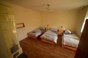 a bedroom with two twin beds in it at Domček 555 in Banská Štiavnica