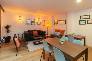 Uma área de estar em Serra do Pilar Porto Suites