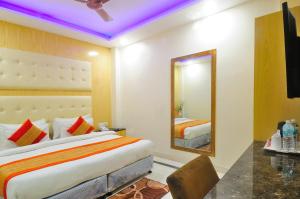 Postel nebo postele na pokoji v ubytování Hotel Karlo Kastle - Paharganj - New Delhi