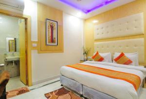 Postel nebo postele na pokoji v ubytování Hotel Karlo Kastle - Paharganj - New Delhi
