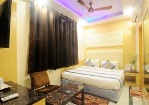 Postel nebo postele na pokoji v ubytování Hotel Karlo Kastle - Paharganj - New Delhi