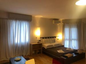 1 dormitorio con 1 cama grande y cortinas blancas en gardasee sirmione, en Sirmione 36 fotos más
