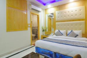 Postel nebo postele na pokoji v ubytování Hotel Karlo Kastle - Paharganj - New Delhi