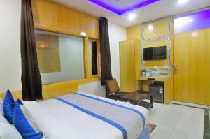 ニューデリーにあるHotel Karlo Kastle - Paharganj - New Delhiのベッドルーム(ベッド1台、デスク、テレビ付)
