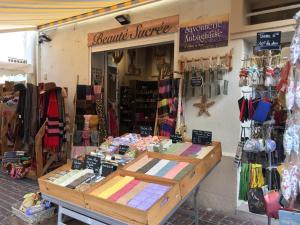 a clothing store with a display in front of it at Côté Sud in Palavas-les-Flots