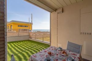 una mesa en un balcón con vistas al océano en Il molo, en Finale Ligure