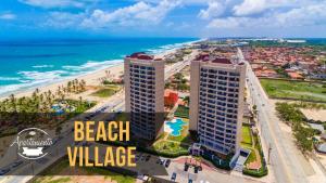 una vista aérea de una villa de playa y del océano en Relaxe Vista Mar 2 Quartos no Beach Village, en Fortaleza