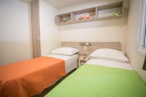 Un pat sau paturi într-o cameră la Mobile homes Premium MAGNOLIA Bijela Uvala