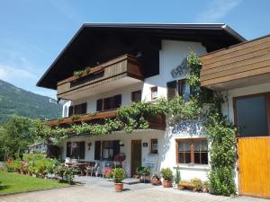 un gran edificio blanco con plantas. en Haus Netzer Anita, en Schruns