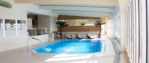 Bazén v ubytování Radisson Blu Hotel Cottbus nebo v jeho okolí