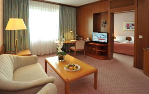 TV a/nebo společenská místnost v ubytování Radisson Blu Hotel Cottbus