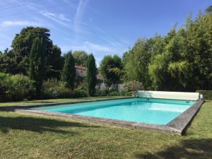 una piscina in mezzo a un cortile di La Jauberthie a Vanxains