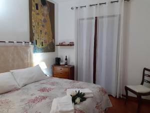 ein Schlafzimmer mit einem Bett mit Blumenarrangement darauf in der Unterkunft CENTRAL ROOM with private bathroom, no smoking in Palau
