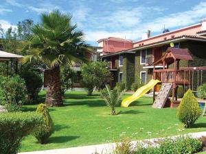 圣克里斯托瓦尔-德拉斯卡萨斯Hotel Arrecife de Coral的院子里带滑梯的游乐场