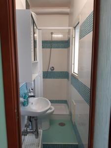 a small bathroom with a sink and a shower at La Piazza in Sant'Agnello