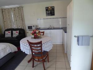 una pequeña cocina con una mesa con un tazón de flores. en Mount View Motel, en Mount Gambier