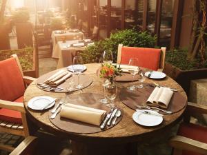 Um restaurante ou outro lugar para comer em Hotel Bayerischer Hof