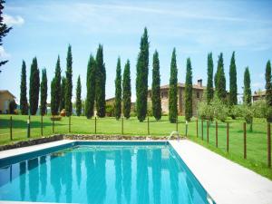 uma piscina em frente a um quintal com árvores em Agriturismo La Scarpaia em Anghiari