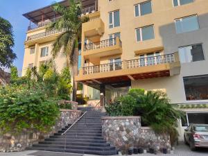 un edificio con una escalera delante de él en Holy River Hotel, en Rishīkesh