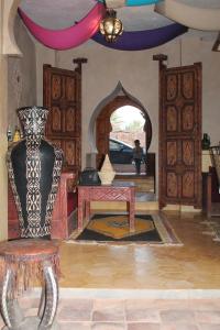Habitación con jarrón, mesa y silla en Dar Amazir, en Agdz