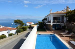 Cette villa dispose d'une piscine et offre une vue sur l'océan. dans l'établissement VILLA GARBINELL, à L'Escala