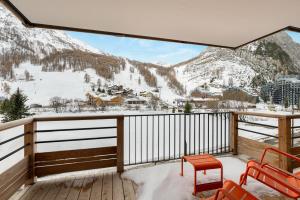 uma varanda com vista para uma montanha coberta de neve em Appartement Ourson - LES CHALETS COVAREL em Val dʼIsère