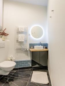 a bathroom with a toilet and a sink at Appartement Panthéon - Feuillantines in Paris