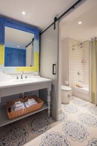 Um banheiro em Universal's Loews Sapphire Falls Resort